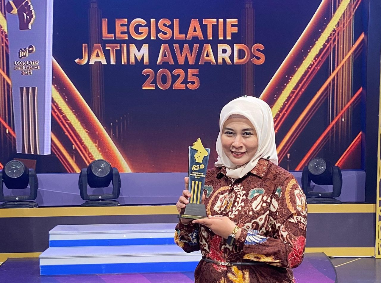 Ajeng Wira Wati Terima Penghargaan Legislatif Jatim Awards 2025