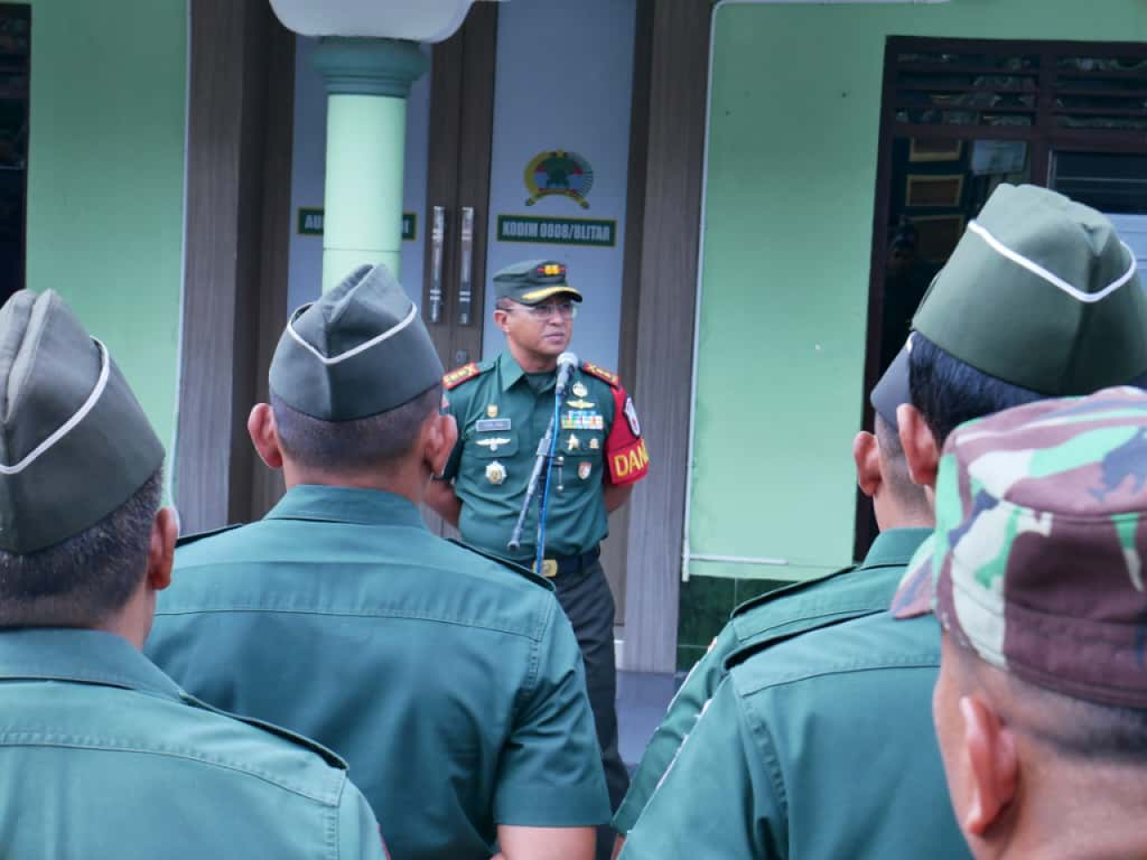 Komandan Kodim 0808/Blitar Baru Letkol Inf Virlani Arudyawan Berikan Jam Komandan