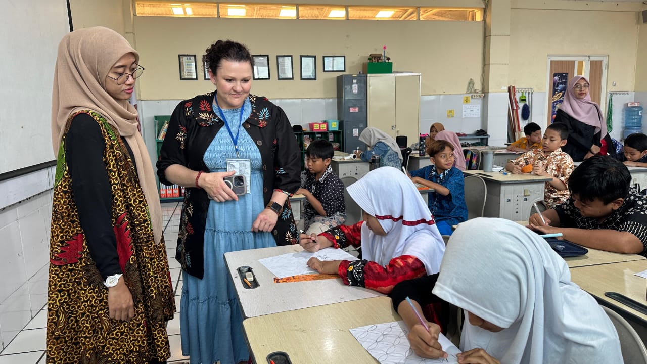 SD Al Muslim Ajak Guru Sekolah Australia Ikut Membatik