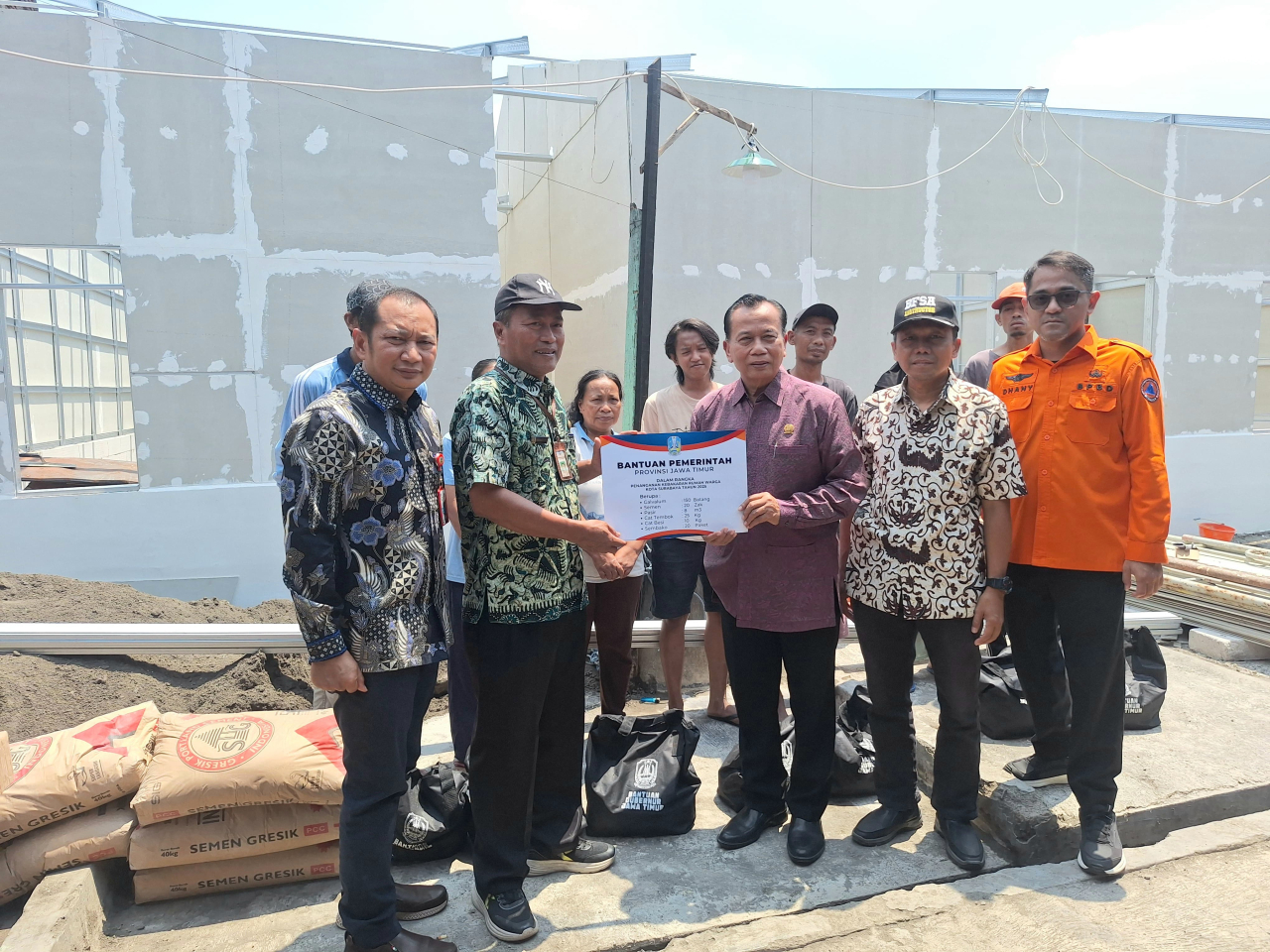 Bareng Anggota Komisi E, BPBD Jatim Serahkan Bantuan Material Perbaikan Rumah Terdampak Kebakaran di Surabaya