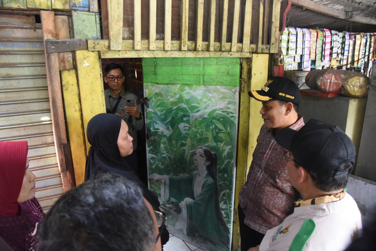 Hidup di Bawah Jembatan, Mujiana Dapat Perhatian Pemkab Sidoarjo