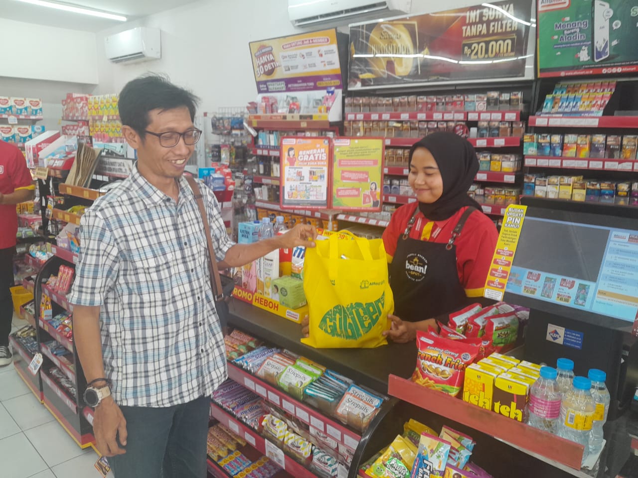 Alfamart Mojokerto Getol Bagikan Tas Belanja Go Green Gratis Kepada Konsumen