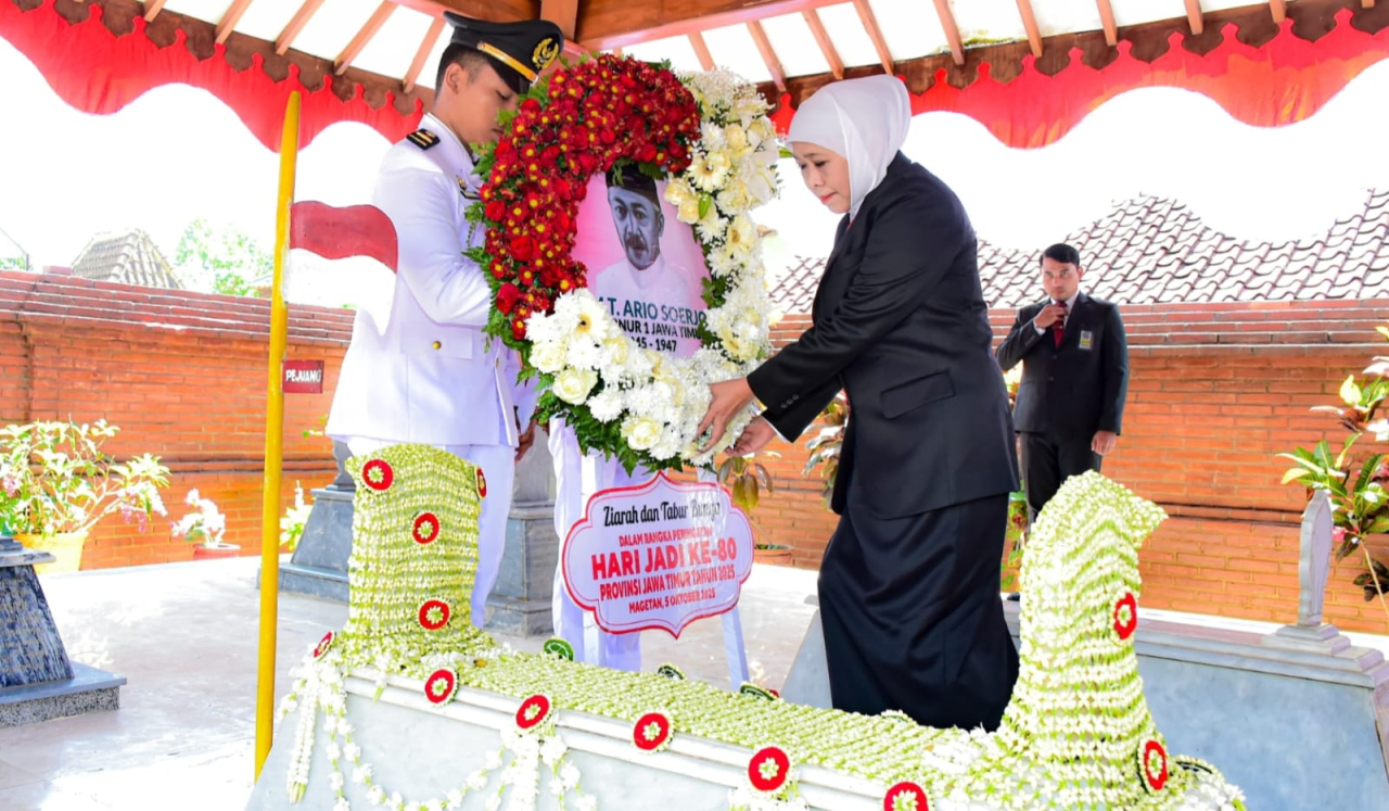 Ziarah ke Makam Gubernur Suryo, Khofifah Ajak Warga Jatim Teladani Semangat Peletak Dasar Provinsi