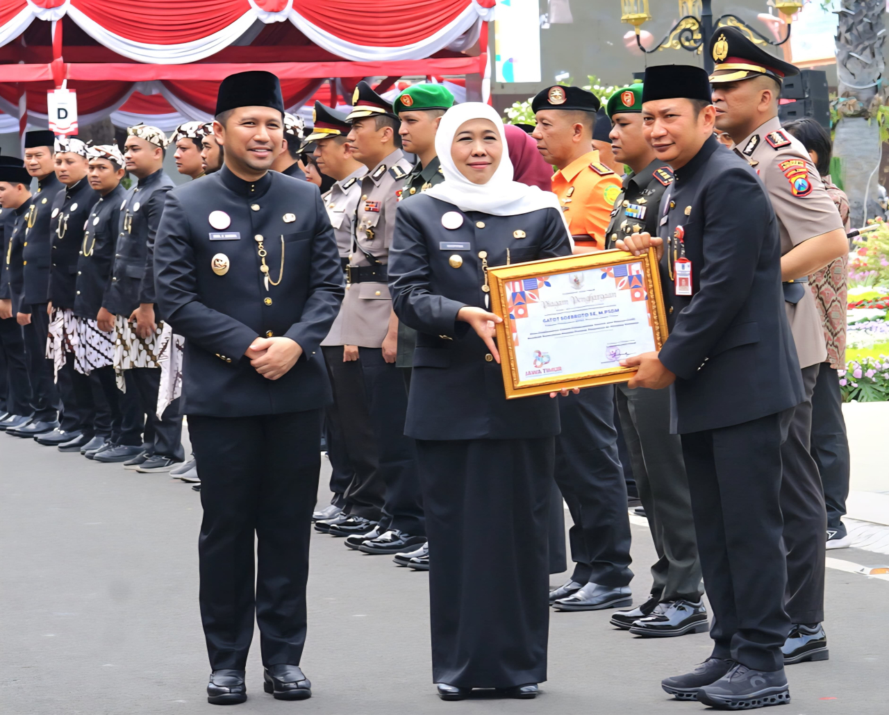 Kalaksa BPBD Jatim Terima Penghargaan Atas Dedikasi dalam Penanganan Musibah Ponpes Al-Khoziny