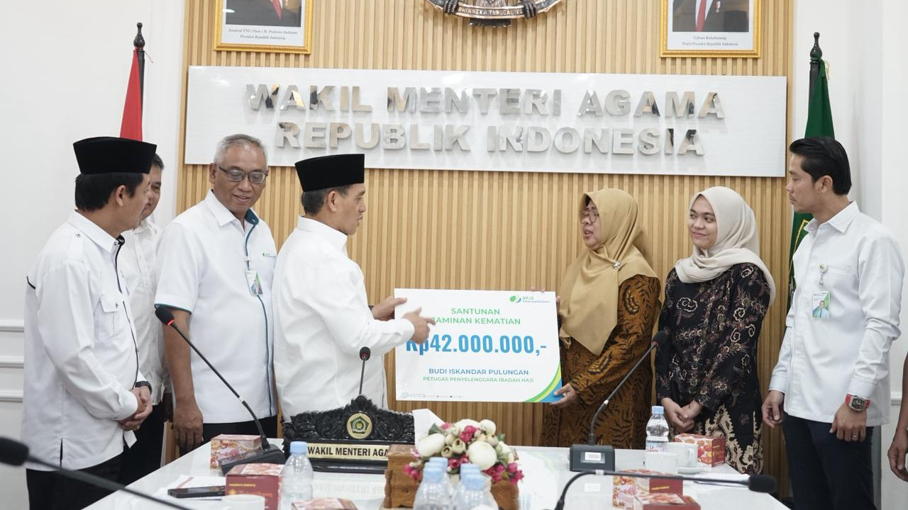 Keluarga Petugas Haji yang Wafat Menerima Santunan dari Wamenag