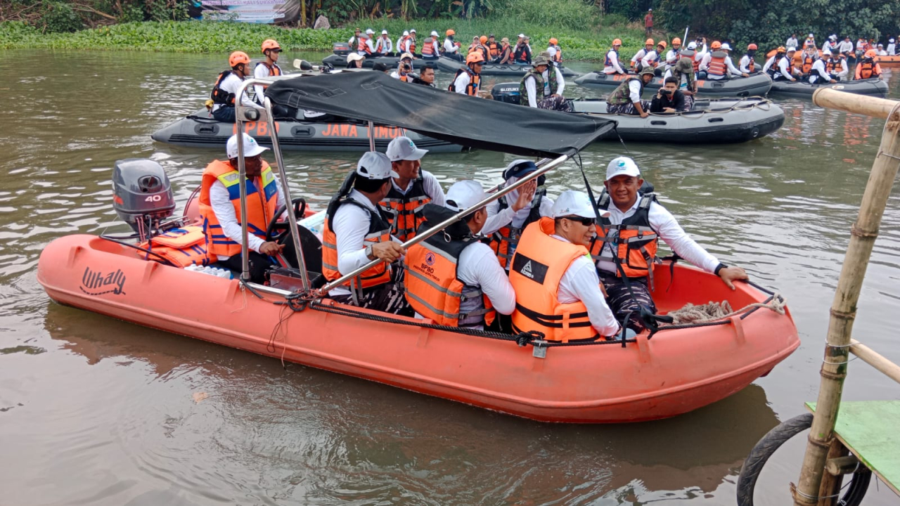 Khofifah Ajak Warga Jaga Sungai Surabaya: “Jadikan Halaman Depan, Bukan Tempat Sampah”