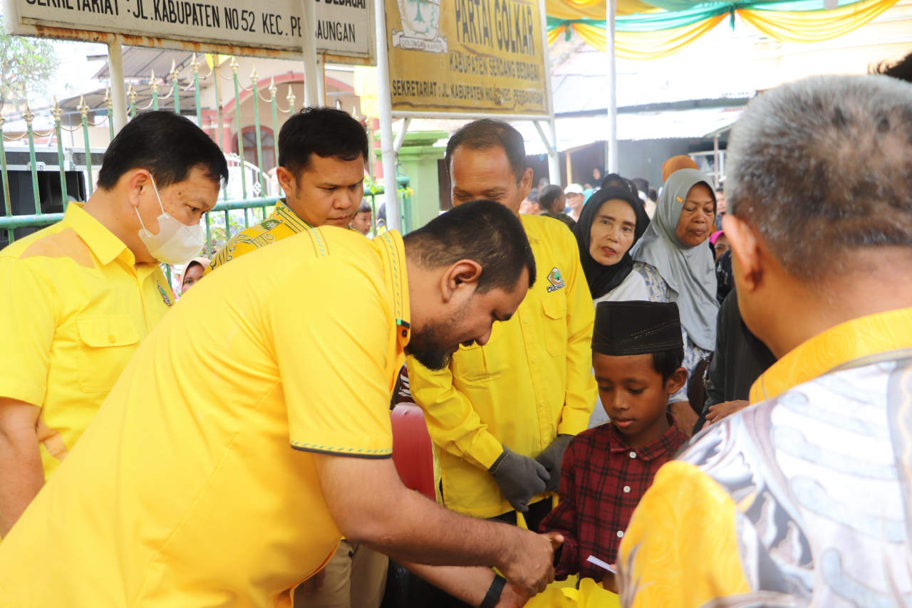 Peringati HUT ke-61, Partai Golkar Sergai Gelar Donor Darah dan Santunan Anak Yatim
