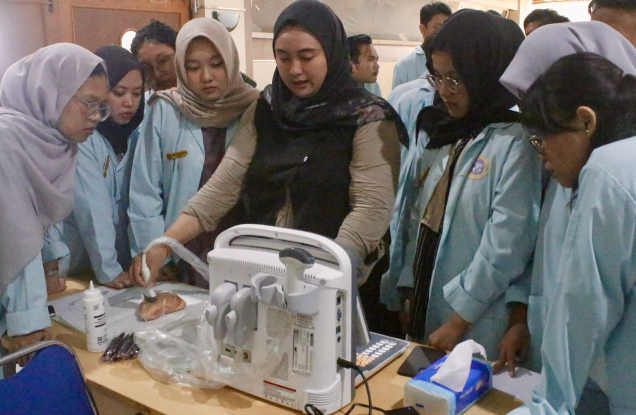 Siapkan Lulusan Tangguh dan Terampil Vokasi Unair Gelar Pelatihan USG Payudara