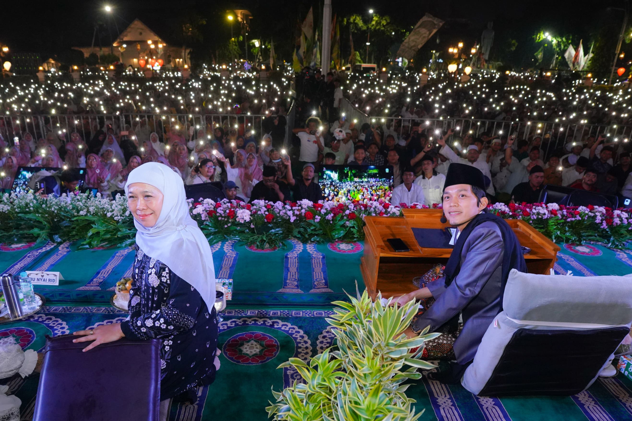 Lantunan Sholawat Penuhi Langit Grahadi, Jatim Rayakan Hari Jadi dan Hari Santri