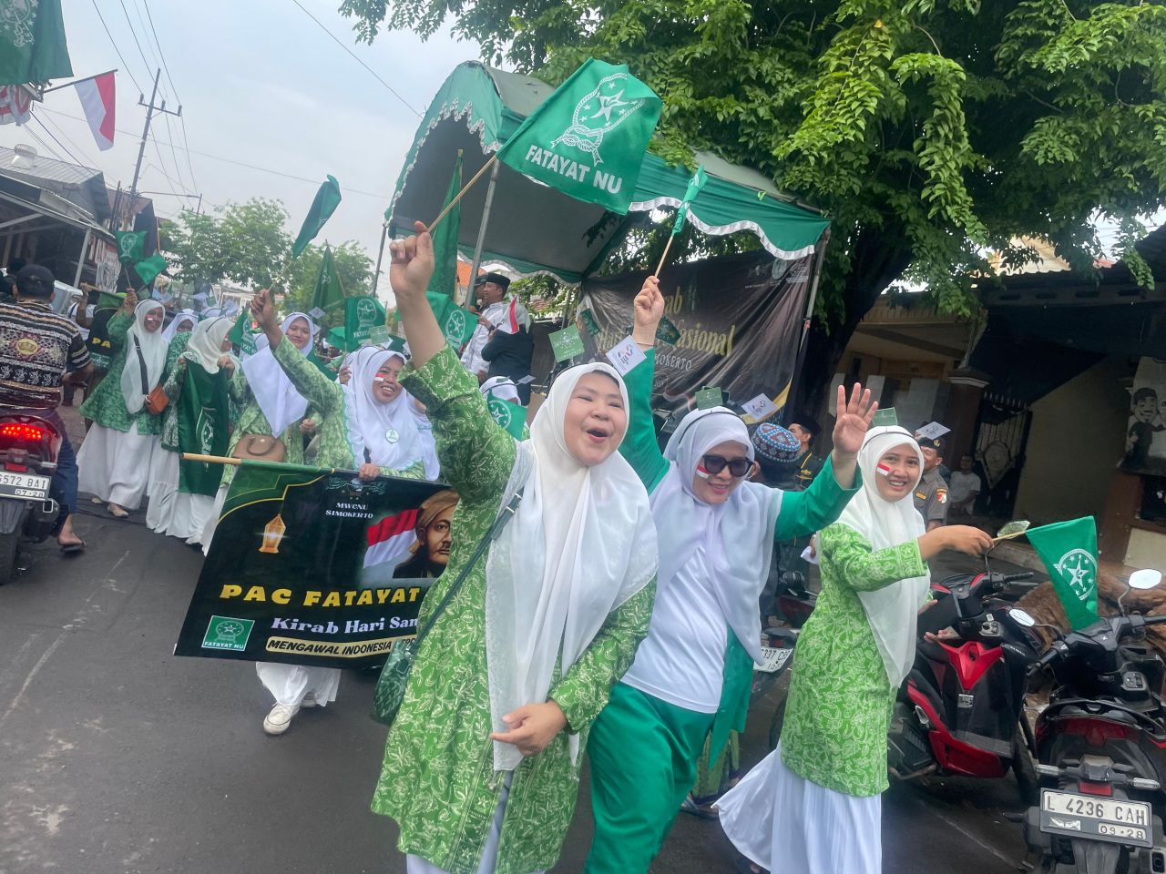 KH Abdullah Hamsyi Lepas Ribuan Santri dalam Kirab Resolusi Jihad di Simokerto