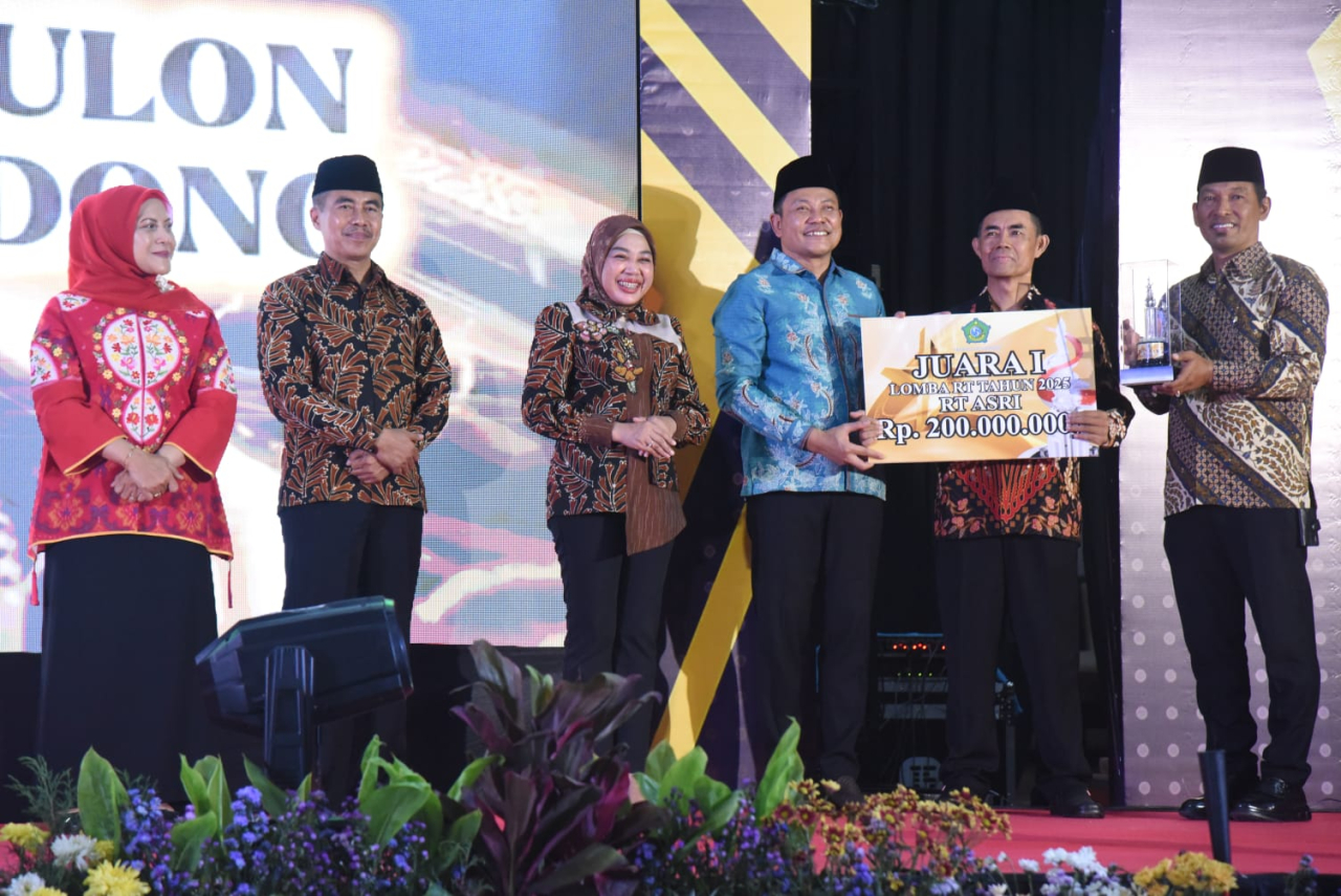 Bupati Sidoarjo Serahkan Hadiah untuk Pemenang Lomba RT 2025