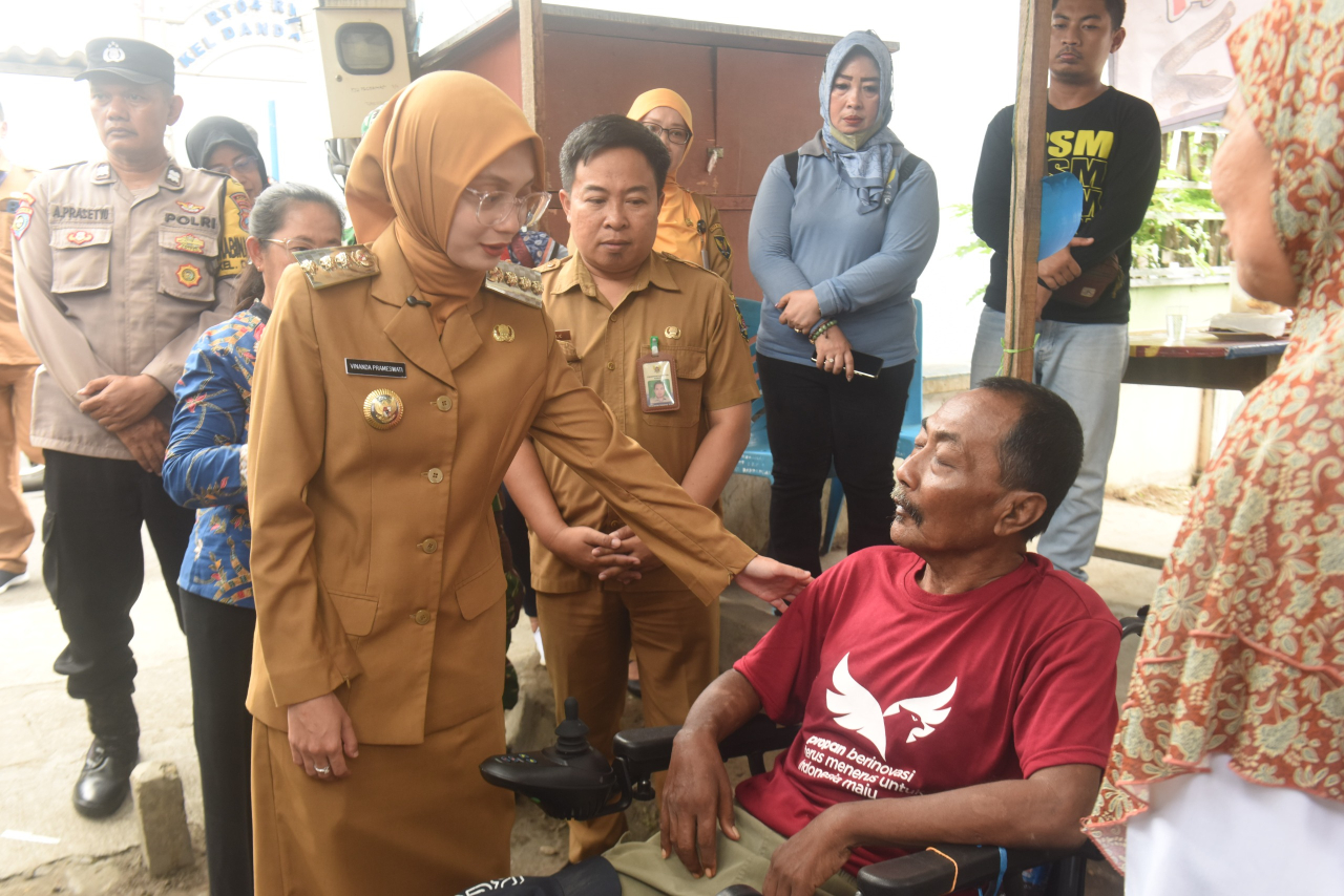 Mbak Walikota Kediri Kunjungi Warga Disabilitas, Serahkan Bantuan dan Beri Semangat Hidup