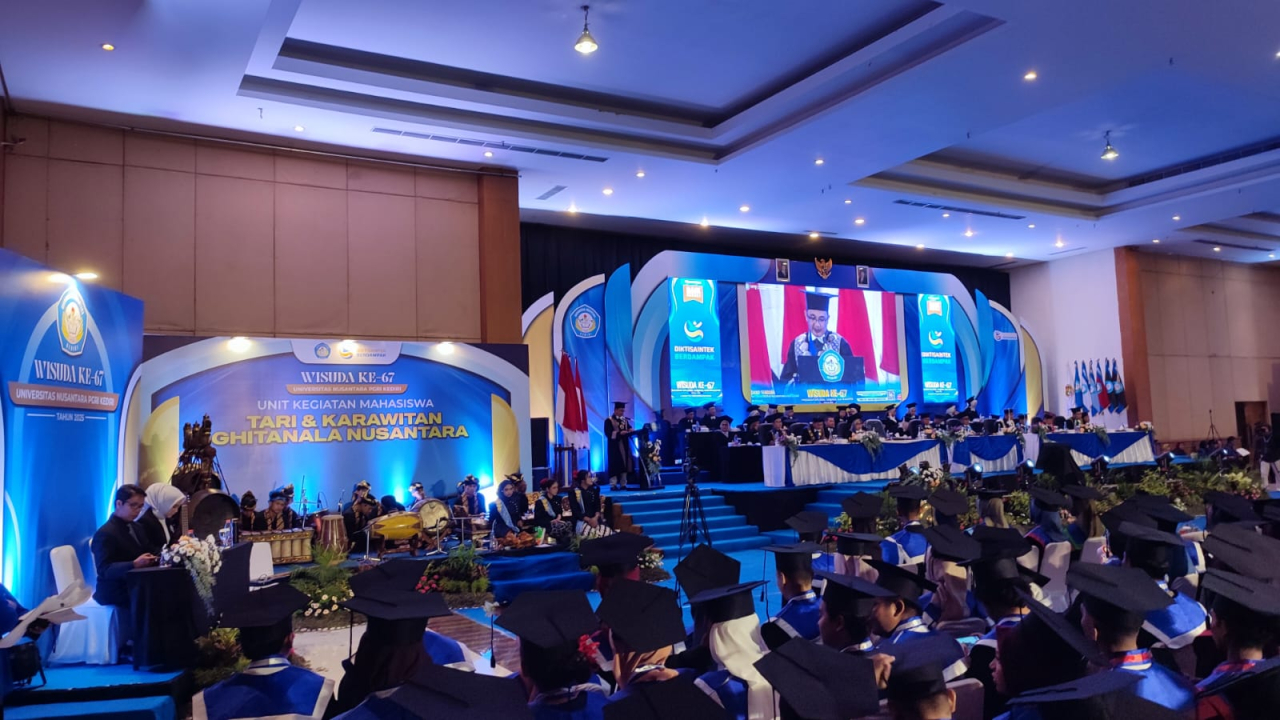 Doa Ibu di Balik IPK Sempurna: Kisah Inna Fatahna di Panggung Wisuda UNP Kediri