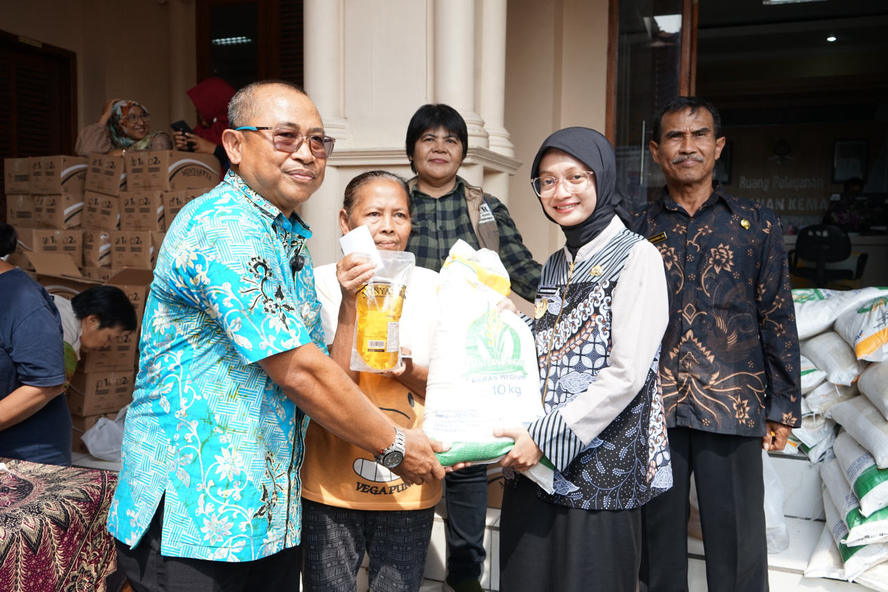 Vinanda Prameswati Salurkan Bantuan Pangan, Tegaskan Warga Tak Boleh Kekurangan Beras dan Minyak Goreng