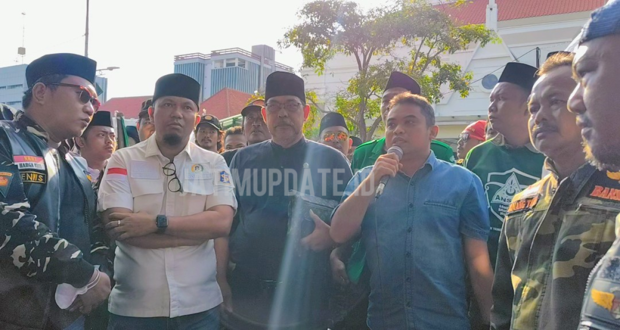 Tiga Anggota DPRD Surabaya Orasi di Depan Kantor Trans7: Martabat Kiai Tidak Bisa Dihina