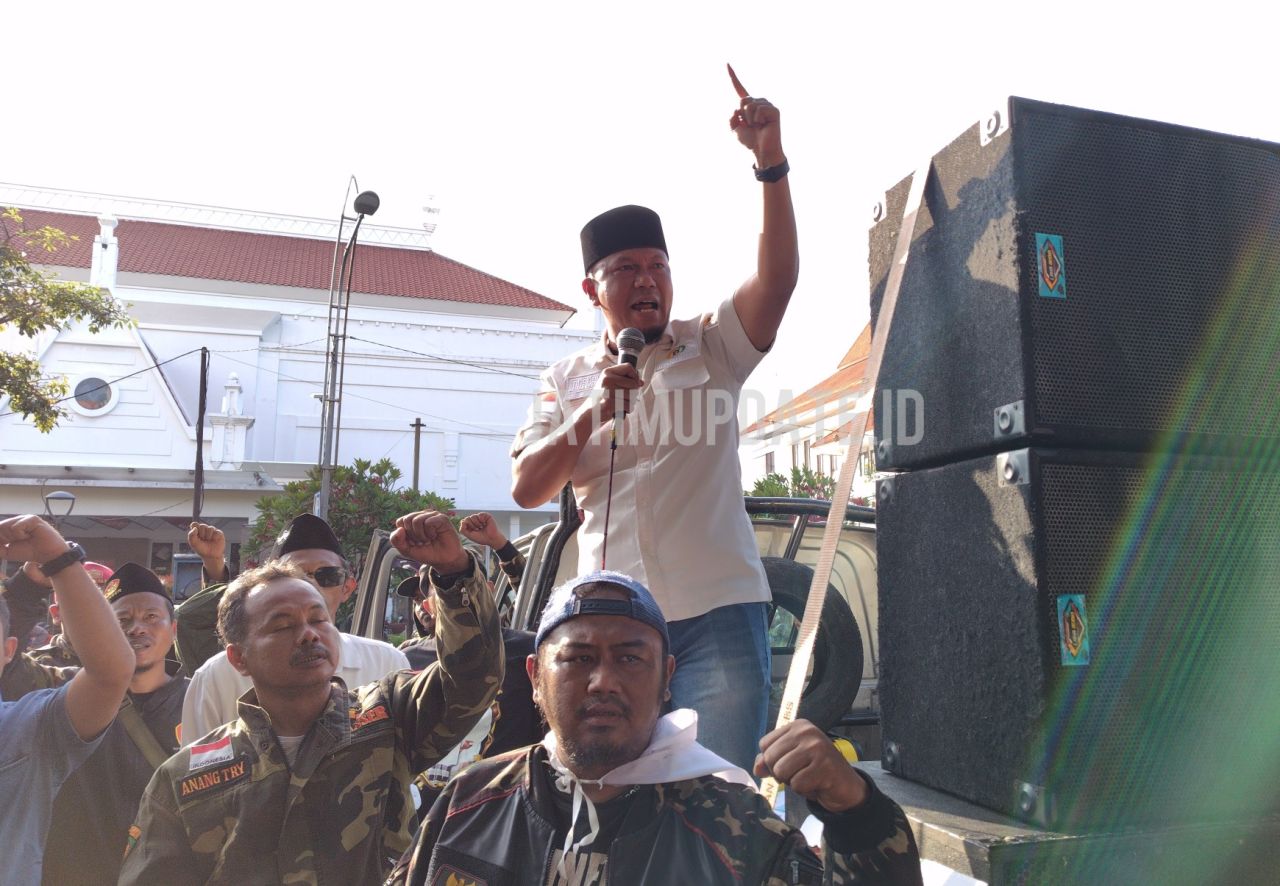 Santri Politisi Demokrat Pekikkan “Sumpah Santri Indonesia” di Depan Kantor Trans7 Jatim