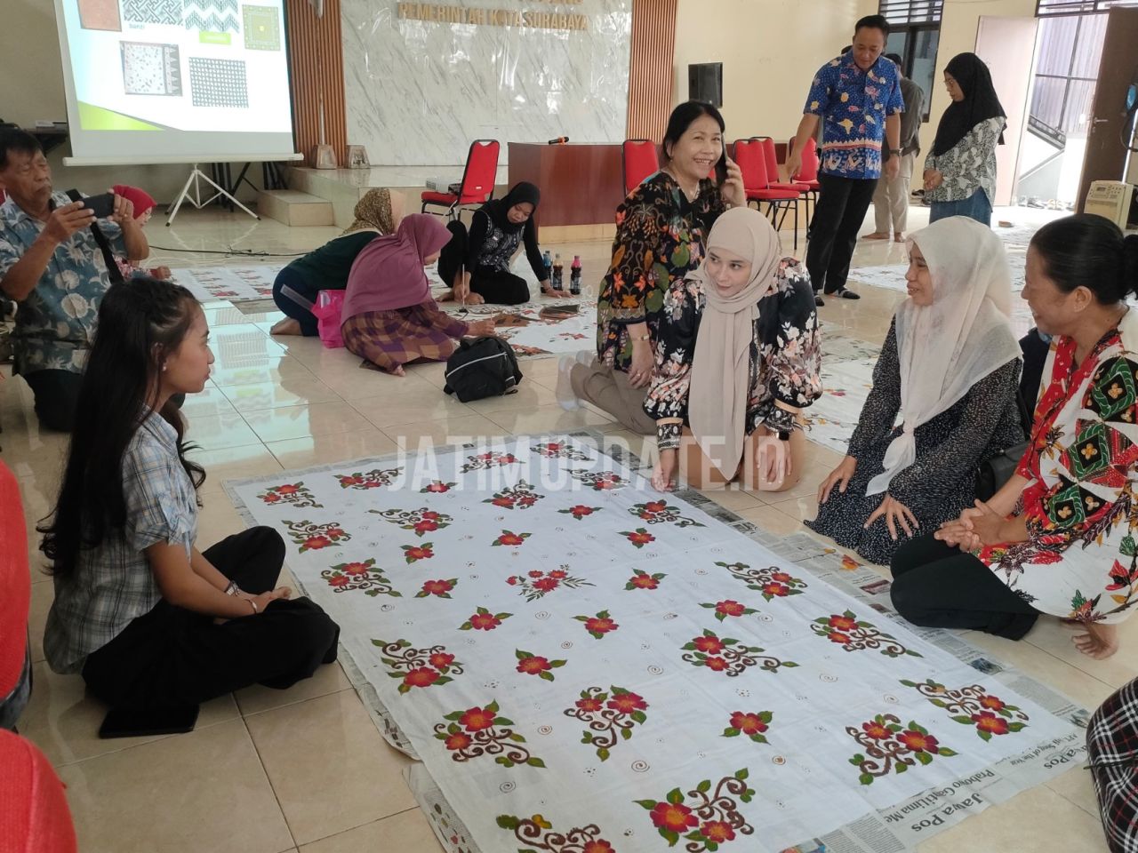 Ketua Fraksi Gerindra Dorong Pemberdayaan Perempuan Membatik di Airlangga