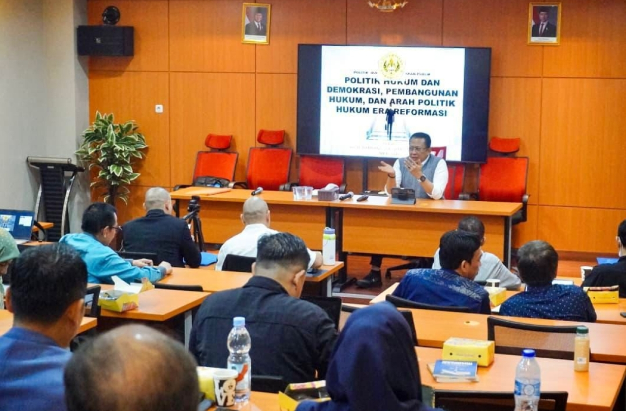 Beri Kuliah Program Doktor Ilmu Hukum, Bamsoet Dorong Pemerintah Jaga Keseimbangan Antara Efisiensi dan Demokrasi