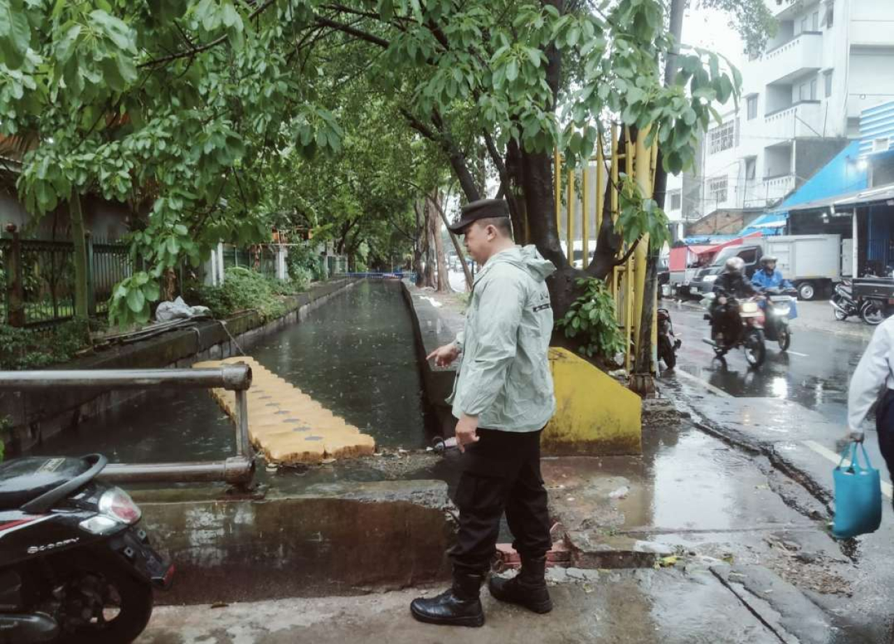 Polsek Metro Taman Sari Antisipasi Banjir, Laksanakan Monitoring Genangan Air