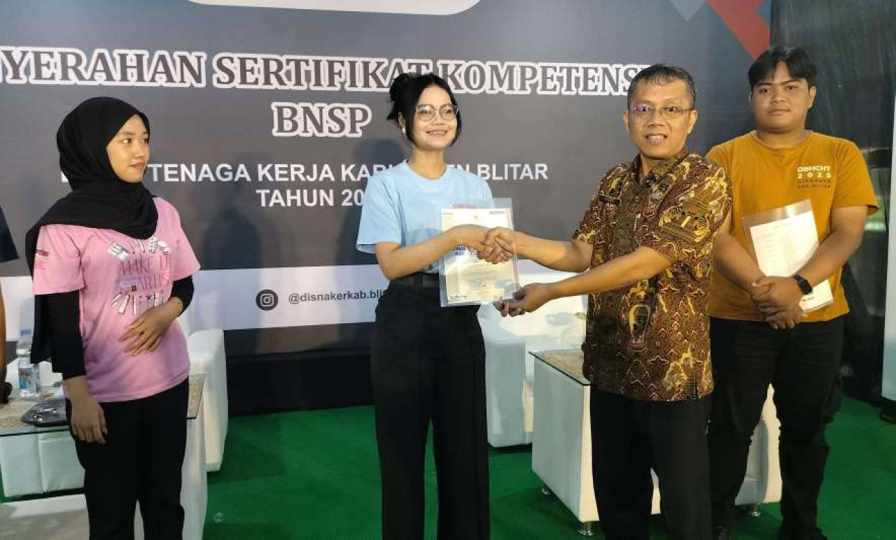 Sertifikat BNSP Diserahkan, Disnaker Kabupaten Blitar Dorong Tenaga Kerja Siap Bersaing