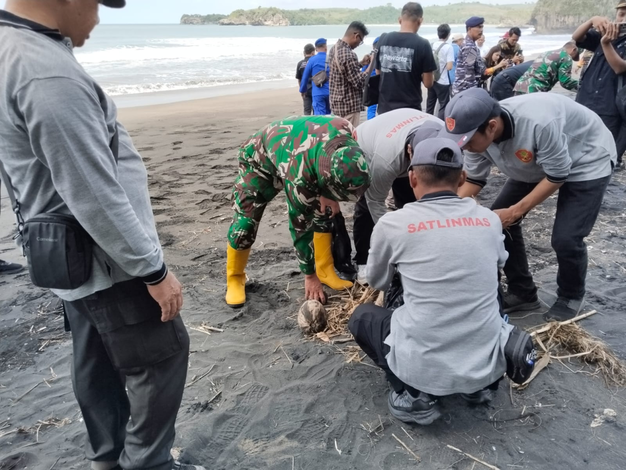 Dukung Pariwisata Lokal, Koramil 0808/17 Panggungrejo Berkontribusi Melalui Aksi Bersih-bersih Pantai Serang