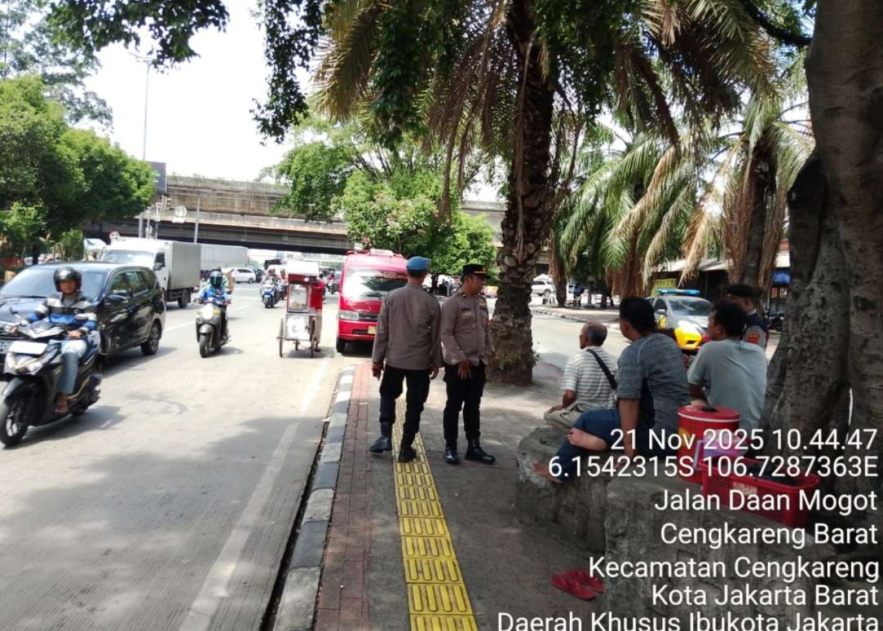 Polsek Cengkareng melaksanakan kegiatan penertiban debt collector / mata elang di wilayah hukumnya, Jumat (21/11/2025).