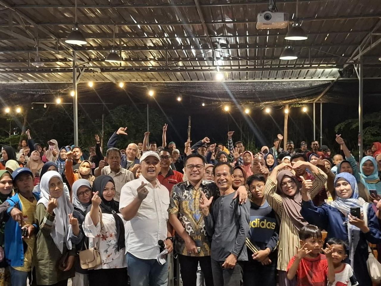 Jumat Berbagi, Medan Pengabdian Politik Arif Fathoni untuk Menyenangkan Hati Masyarakat