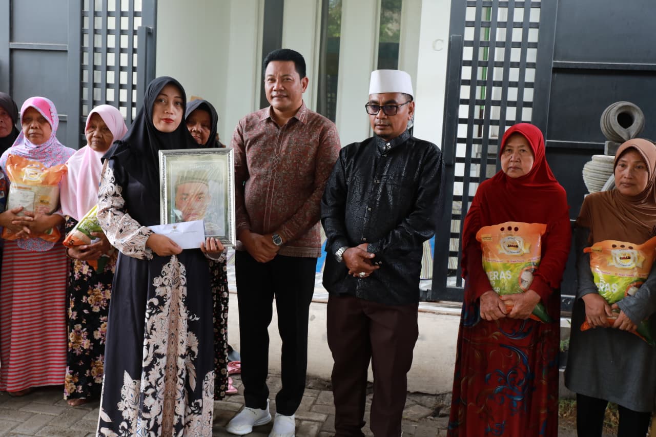 Bupati Sidoarjo Subandi Serahkan Bantuan ke Keluarga Korban Reruntuhan Ponpes Al Khoziny