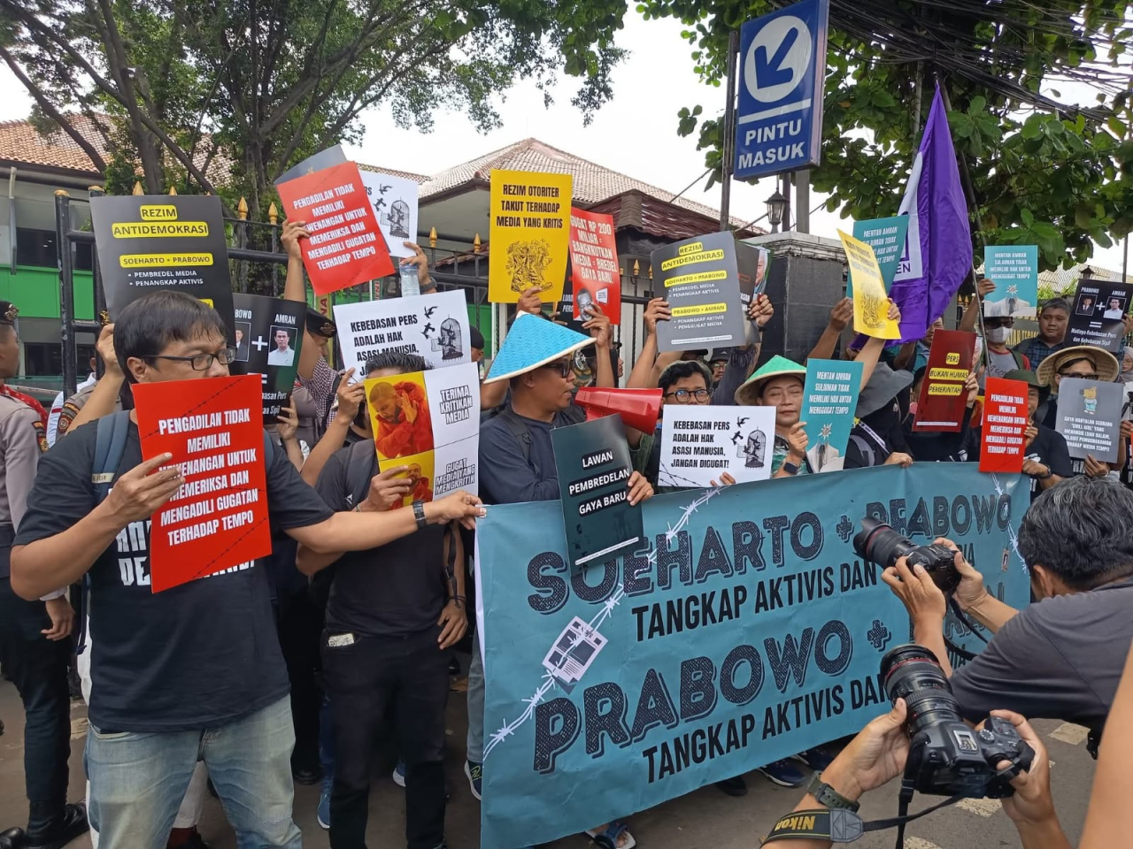 Aksi Solidaritas Dukung Tempo Melawan Gugatan Rp200 Miliar oleh Menteri Pertanian Amran Sulaiman