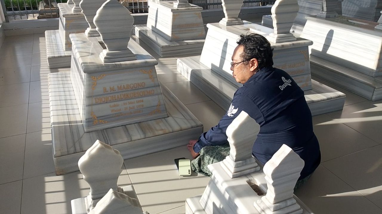 Keterangan Gambar: Saat CEO Jatimupdate.id Yuristiarso Hidayat berziarah ke Makam Kakek Presiden RI Prabowo Subianto, RM Margono Djojohadikusumo 