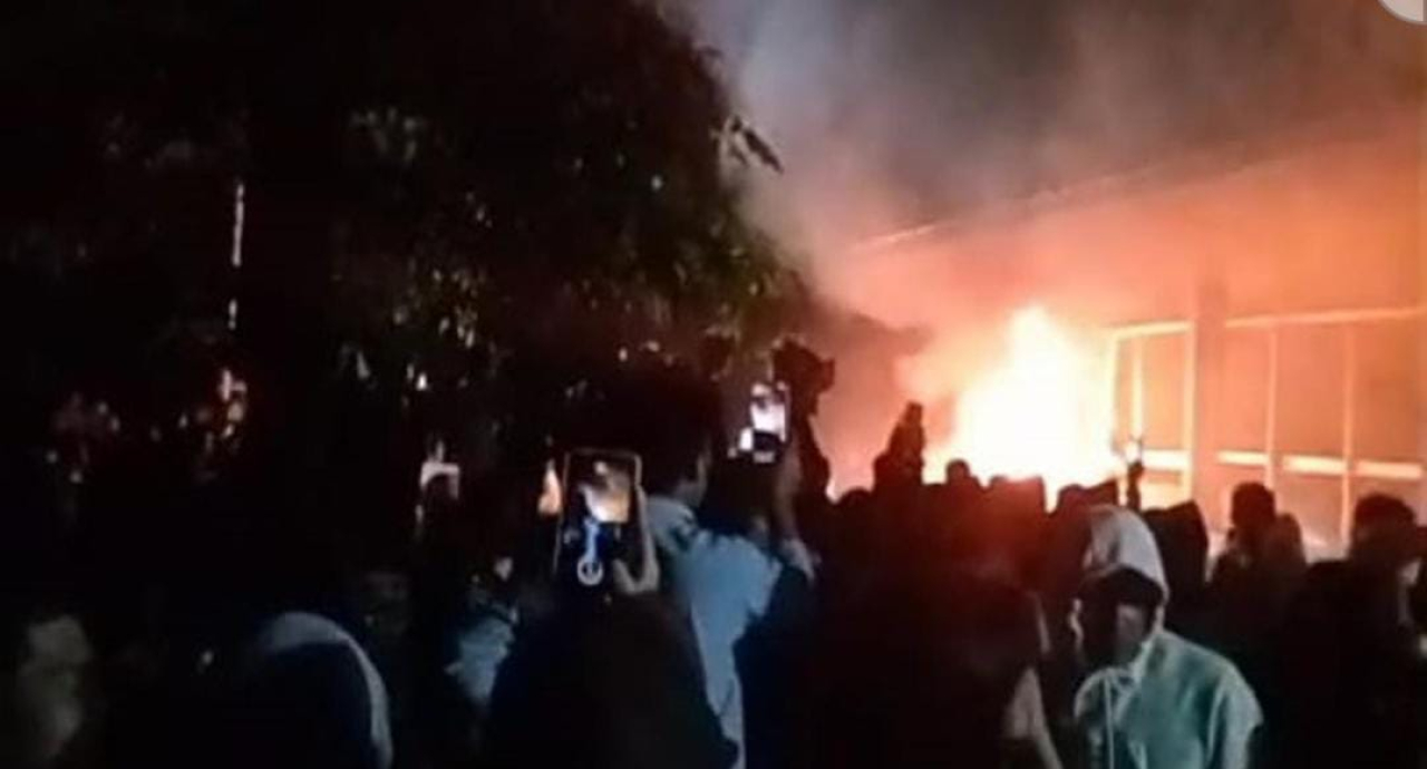 Enam Nelayan Ditangkap, Warga Kangean Geruduk Polsek dan Bakar Mess Kontraktor