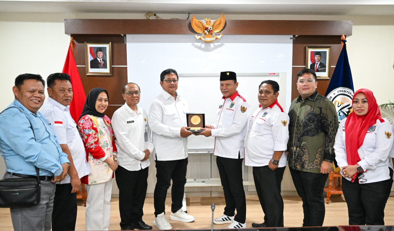 Audiensi APDESI Merah-Putih, Wamen Viva Yoga Ajak Berkolaborasi Berdayakan Desa di Kawasan Transmigrasi