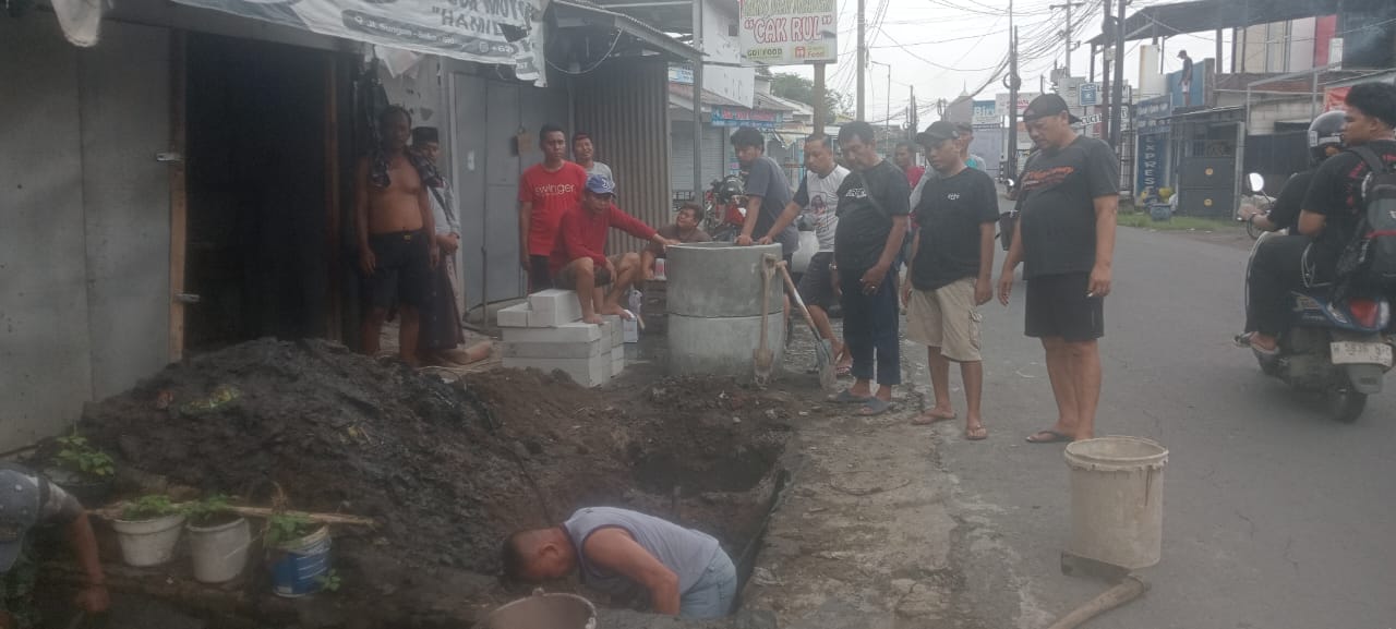 Warga Suko Gotong Royong Perbaiki Saluran Air Tersumbat Tanpa Bantuan Pemdes