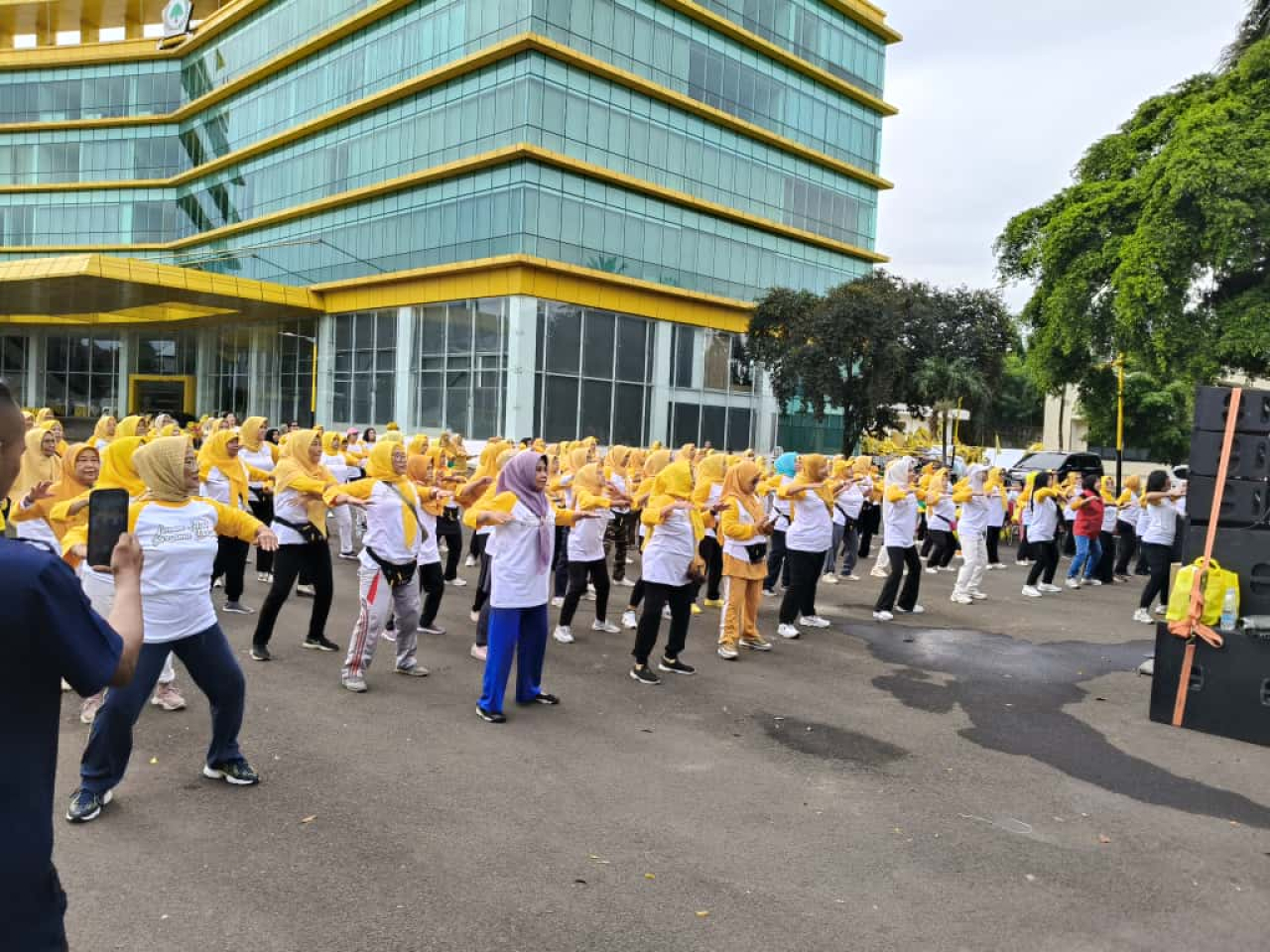 Pengajian Al-Hidayah Dorong Kesehatan Mental dan Sosial Lansia Lewat Senam