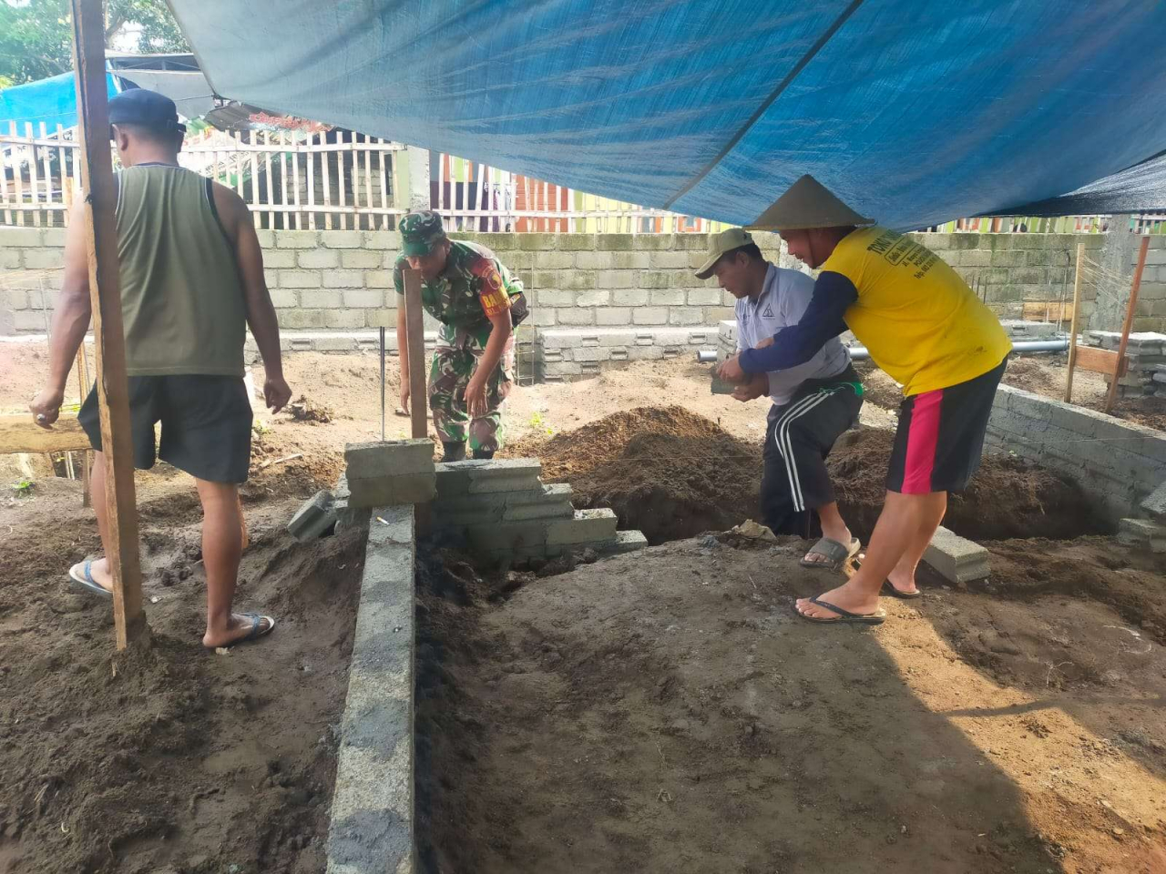 Babinsa Ngadirejo Kota Blitar Bantu Perehaban Rumah dan MCK Warga