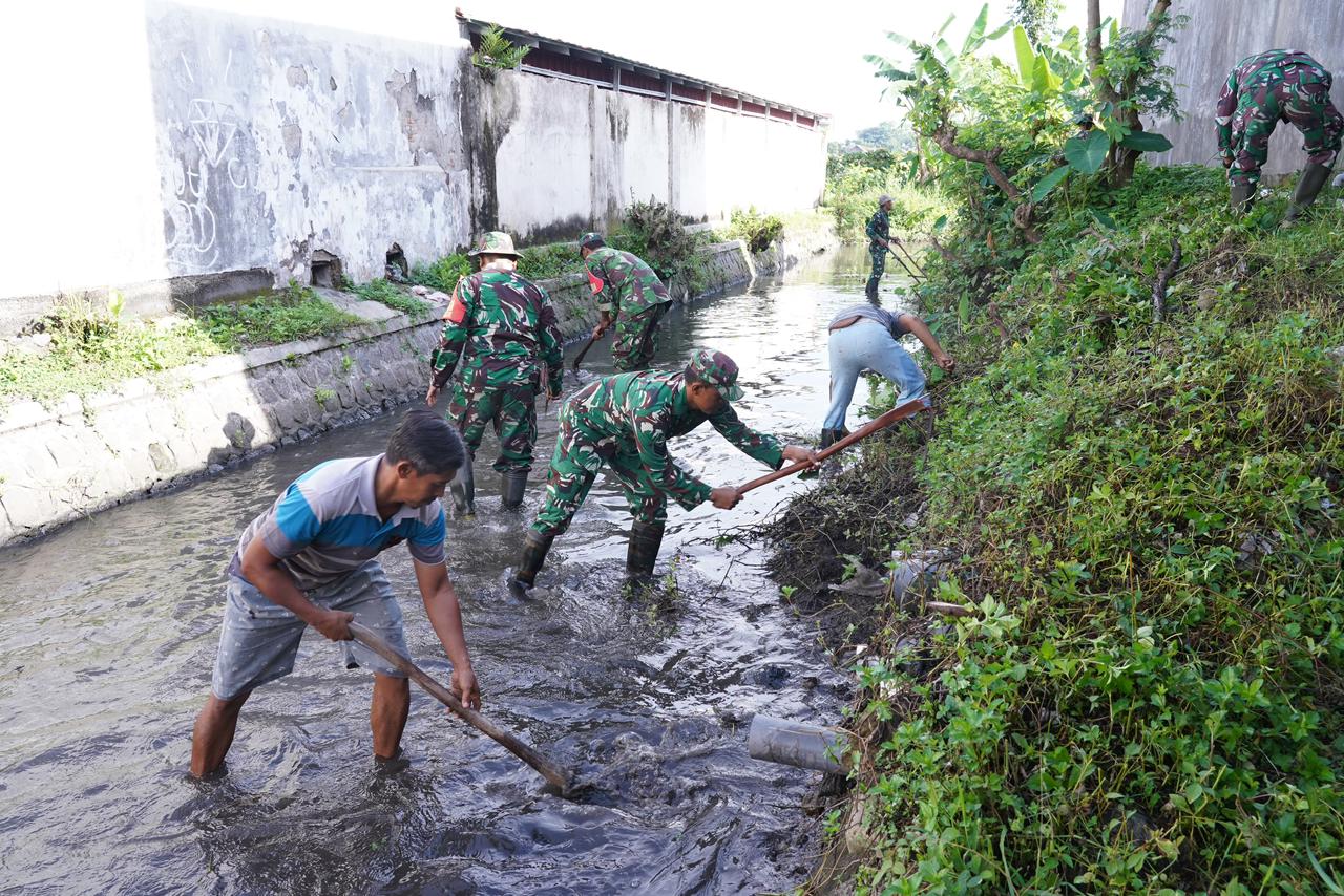 Tiga Pilar Bersinergi, Aksi Karya Bakti Bersama Kodim 0808/Blitar Memperingati Hari Juang Kartika di Kelurahan Klampok