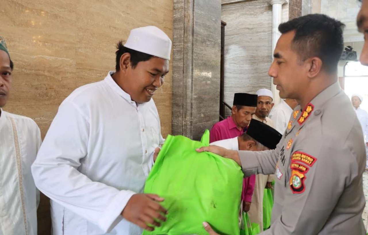 Kapolres Metro Jakbar Jumat Keliling di Masjid Al Musariin, Bagikan Sembako Ke Pengurus Masjid dan Yatim Piatu