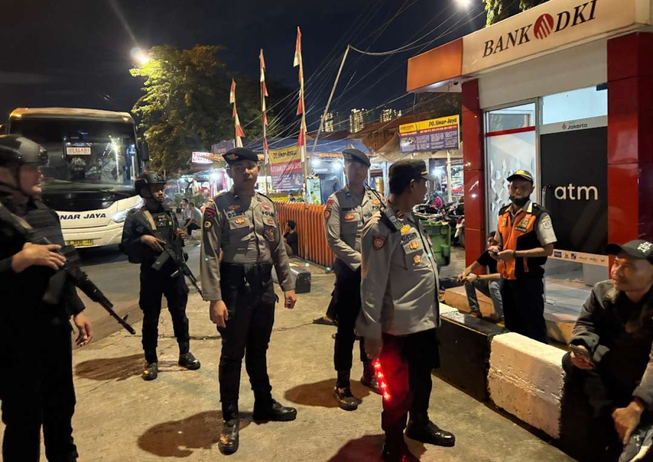 Ops Lilin Jaya 2025–2026, Petugas Posyan Terpadu Patroli Jalan Kaki di Terminal Bus Kalideres