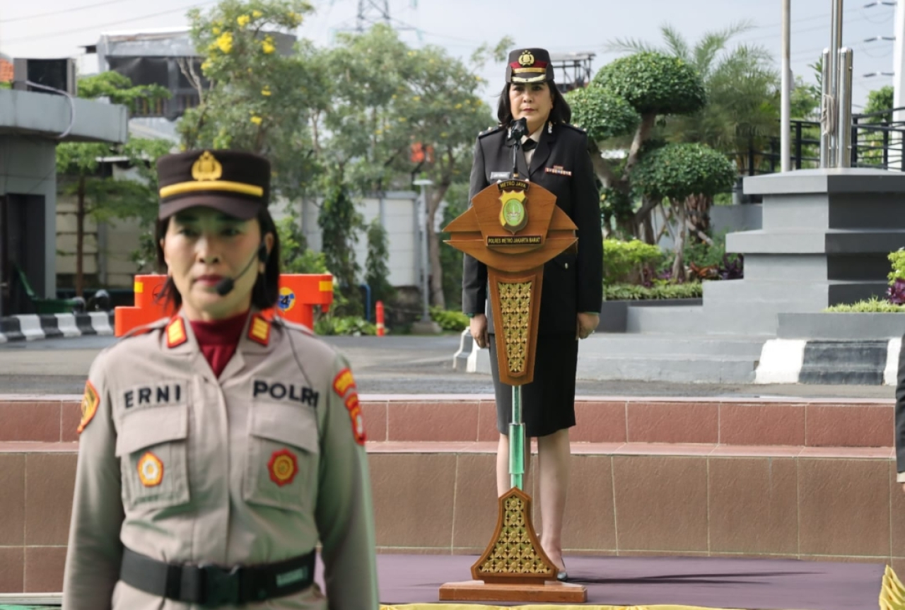 Polres Metro Jakarta Barat melaksanakan upacara bendera di Lapangan Hijau Polres Metro Jakarta Barat pada Senin, 22 Desember 2025.