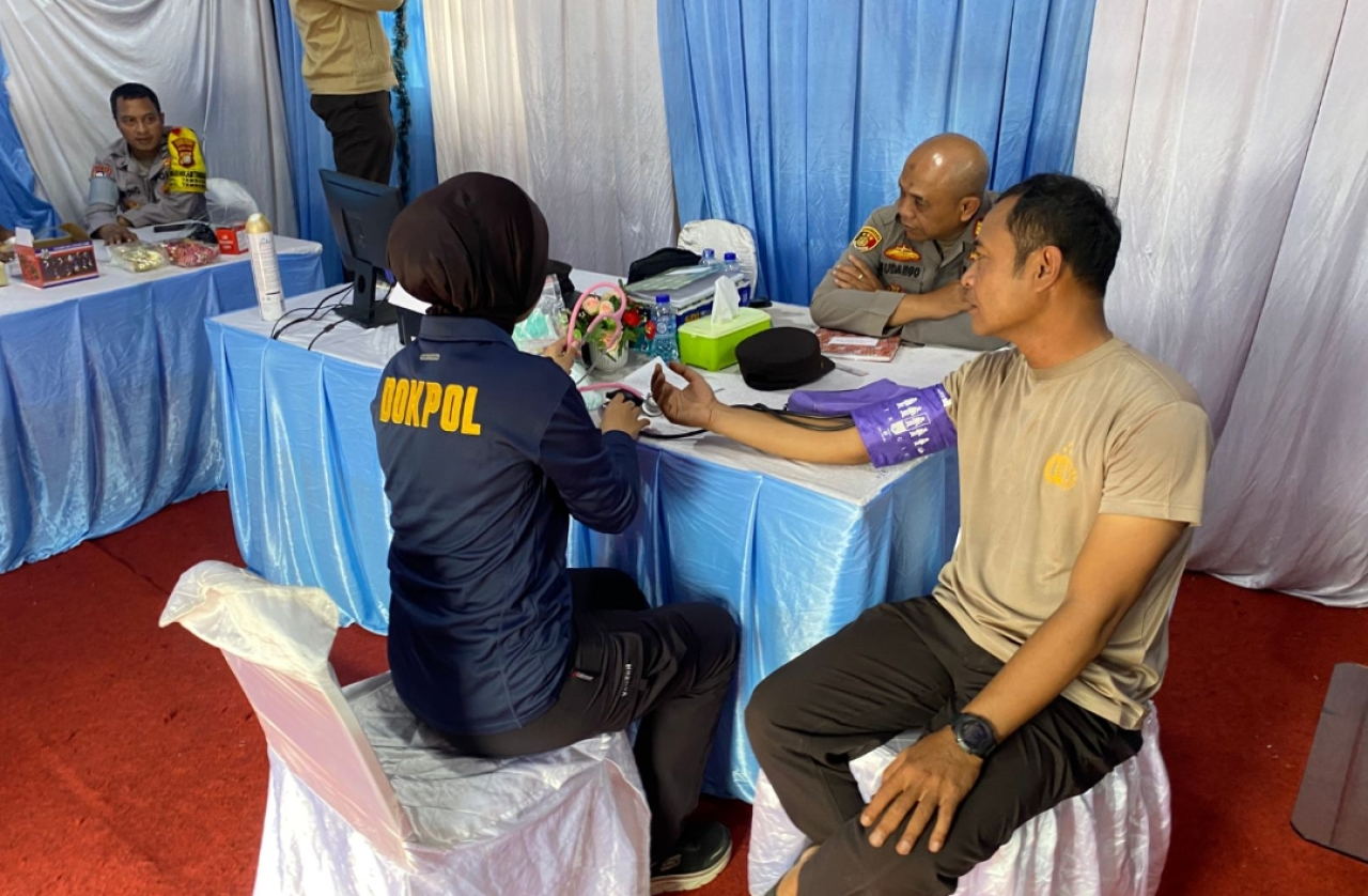 Jaga Kesiapan Personel, Pemeriksaan Kesehatan Digelar di Pospam Nataru Polsek Tambora