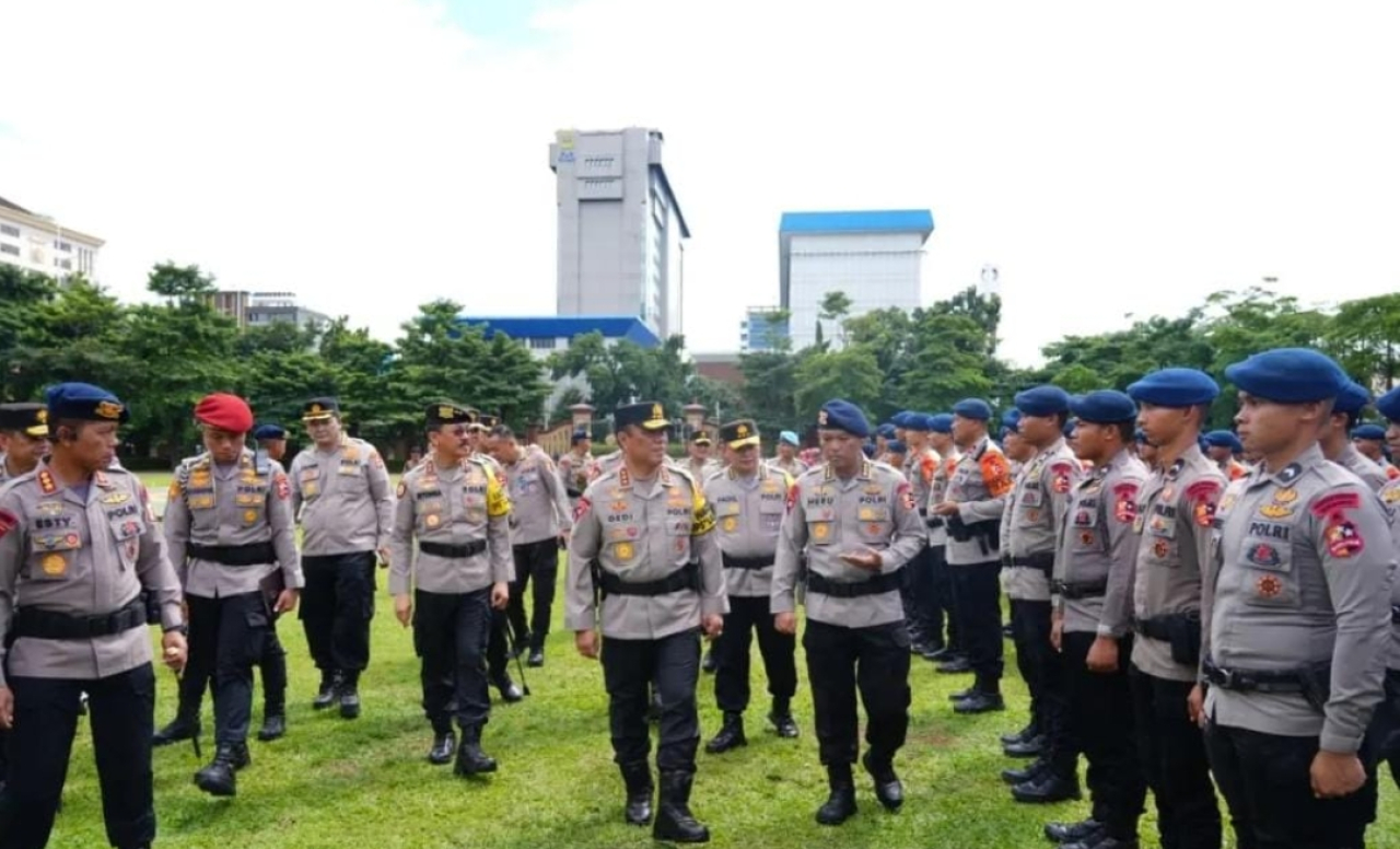 Wakapolri Lepas Ribuan Personel Brimob dan Kirim Bantuan 7.598 Ton Logistik Bencana Sumatera