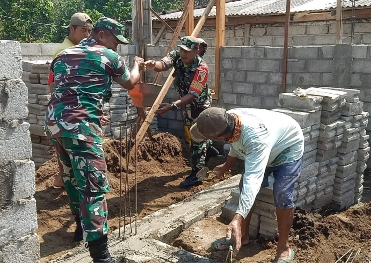Pererat Kebersamaan, Babinsa Desa Gandean Blitar Gotong Royong Bangun Rumah Warga