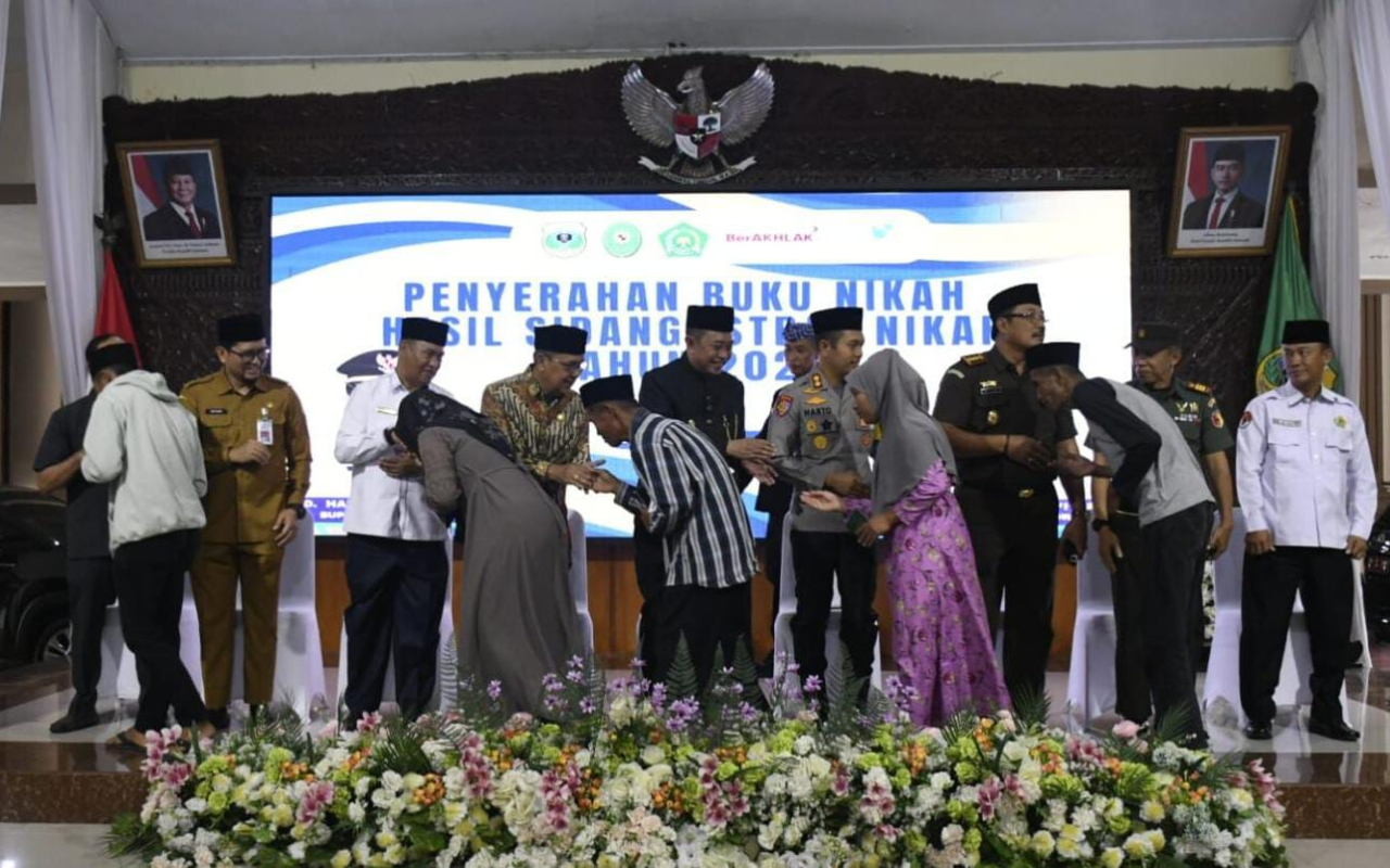 179 Pasangan di Bondowoso Akhirnya Resmi Dapat Buku Nikah, Bupati Abdul Hamid Turun Tangan di “Bupati Mantu”