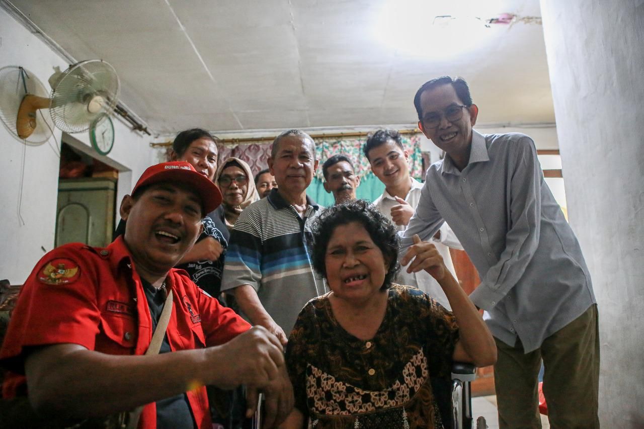 Blusukan ke Lakarsantri, Adi Sutarwijono Kunjungi Pemohon Rutilahu dan Bantu Kursi Roda Warga Sakit