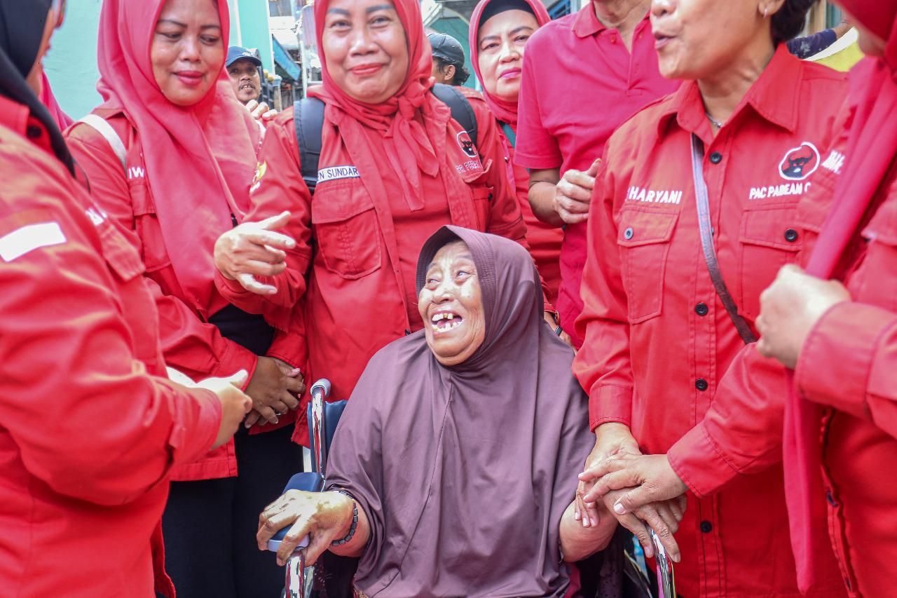 Kader Banteng Pabean Cantikan Bergerak Kompak, Bantu Kursi Roda Warga Disabiltas