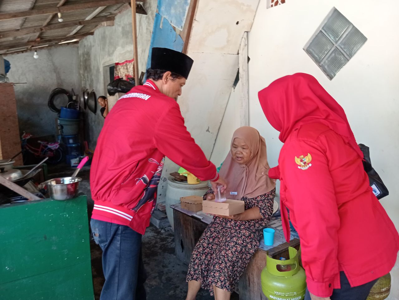 Perkuat Tradisi Jumat Berkah, PDIP Pabean Cantian Gelar Kegiatan Sosial 