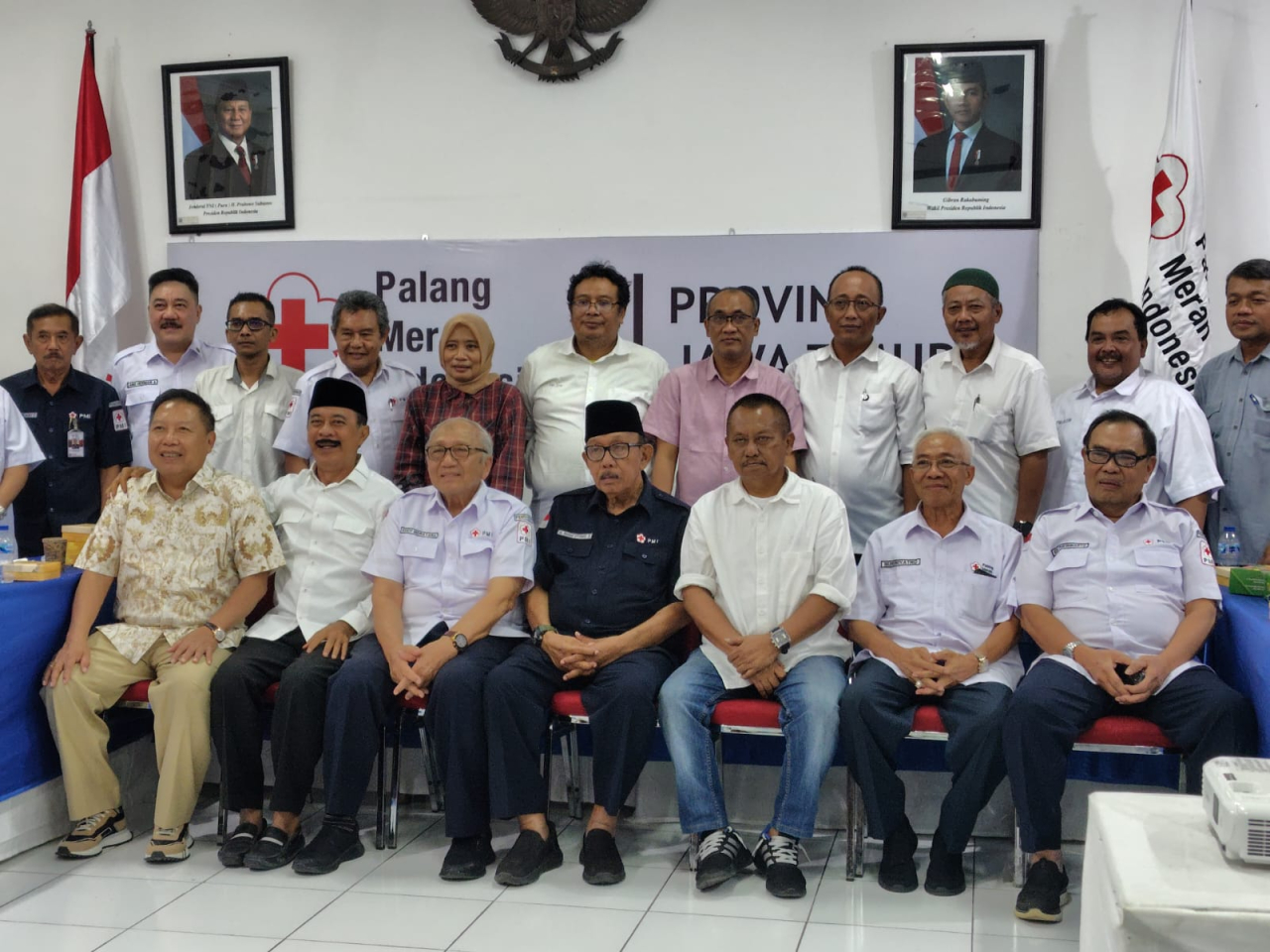 PMI Jatim kirim 18 Relawan Dan 9 Truk Air Bersih Ke Lokasi Bencana banjir Bandang Sumatra