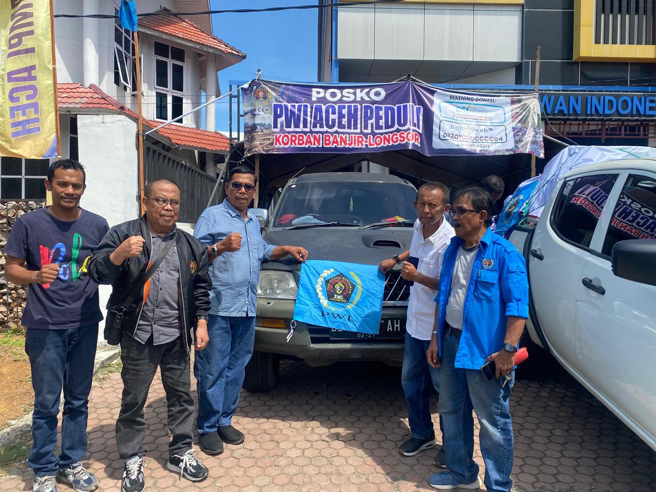 Ketua PWI Aceh, Nasir Nurdin didampingi Wakil Ketua Dewan Penasihat PWI Aceh, Bustamam Ali foto bersama dengan tim pendistribusian bantuan darurat tahap I untuk wartawan terdampak bencana banjir-longsor di wilayah utara-timur (Pidie hingga Aceh Tamiang) d