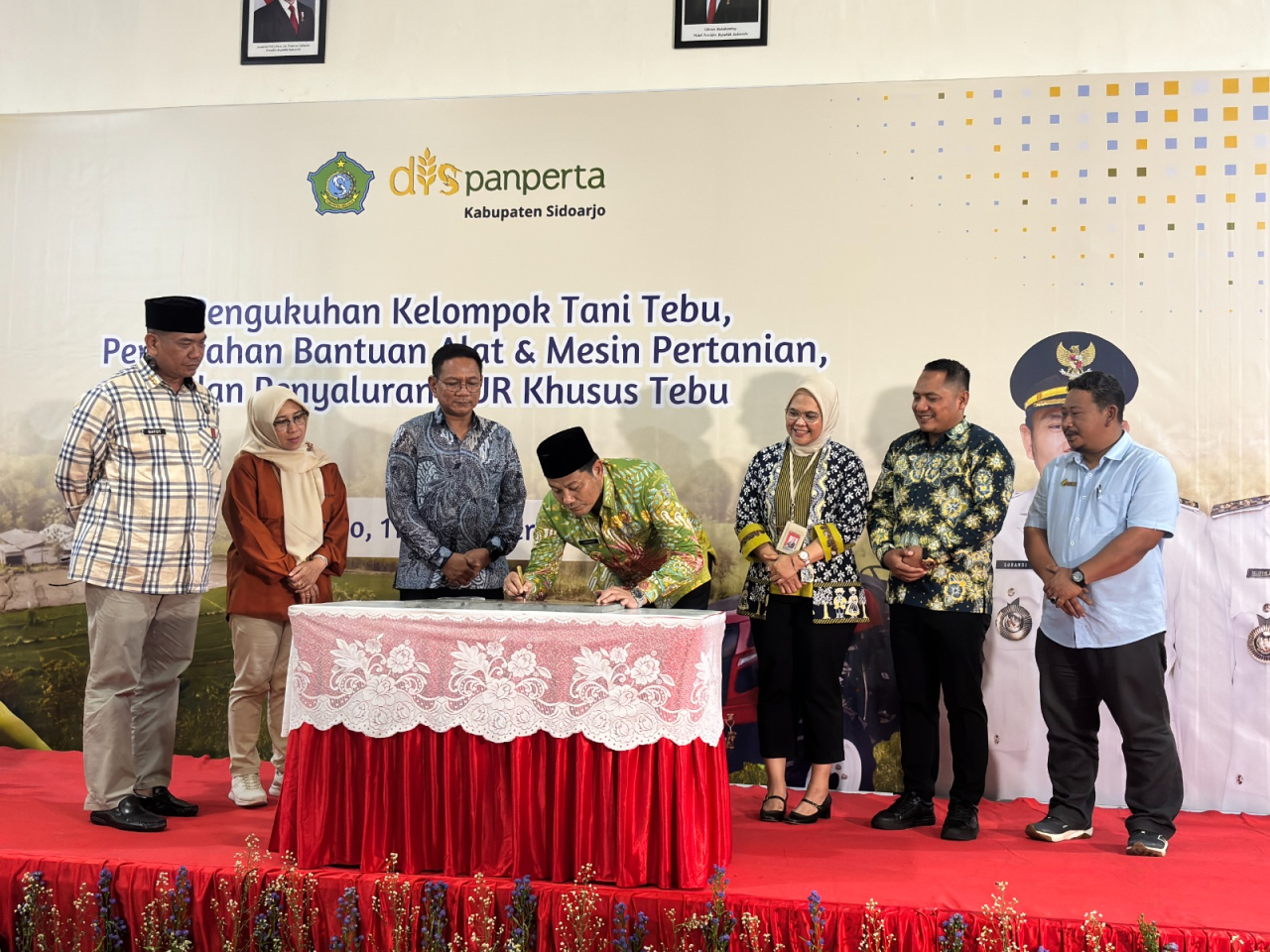 Komitmen Ketahanan Pangan, Pemkab Sidoarjo Serahkan Alsintan dan KUR Tebu