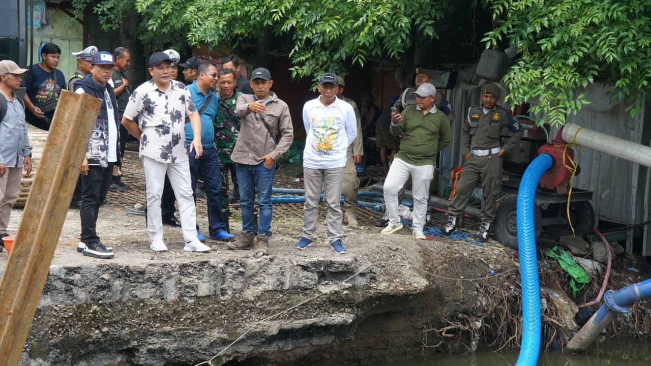 Bupati Sidoarjo Sidak Proyek Betonisasi dan Jembatan di Taman, Temukan Keterlambatan Pekerjaan